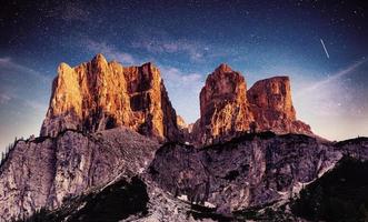 montanhas rochosas no céu estrelado fantástico. Alpes Dolomita, Itália foto