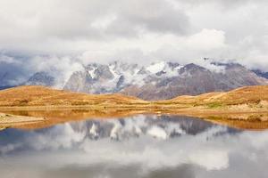 lago da montanha koruldi. superior svaneti, geórgia, montanhas do cáucaso da europa. foto