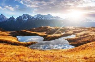 pôr do sol no lago de montanha koruldi. Upper Svaneti, Geórgia, Europa. montanhas do cáucaso foto