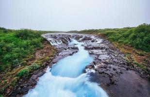 fantástica paisagem de montanhas e cachoeiras na islândia foto