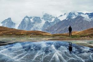 paisagem no lago congelado de montanha koruldi. superior svaneti, geórgia, europa. Cáucaso foto