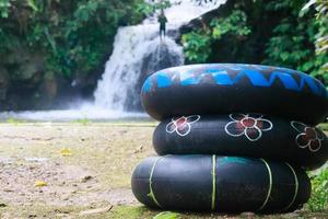 três bóias em um ponto turístico de cachoeira na vila de Linggang Melapeh, West Kutai, East Kalimantan foto