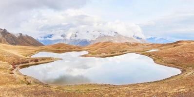 nuvens no lago de montanha koruldi. superior svaneti, geórgia, europa. Cáucaso