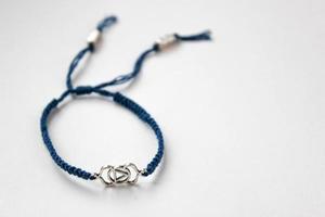 pulseira trançada azul com chakra ajna no fundo branco foto
