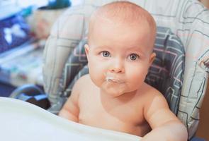 bebê bebê está comendo sua comida. comida para bebê, fórmula, cuidados com o bebê foto