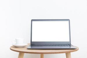maquete de tela de laptop moderno em branco em design de interiores minimalista para exibir seu site ou publicidade de serviços de internet foto