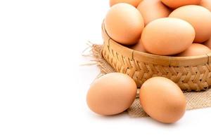 feche os ovos frescos isolados no branco. para o conceito de comida foto