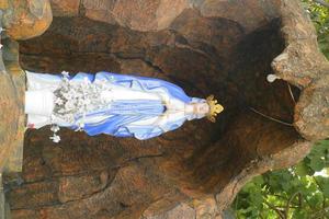 imagem editorial da estátua da virgem maria no lugar de oração da caverna de maria, semarang, indonésia foto