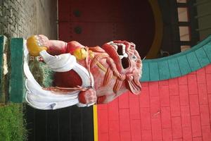estátua de leão vermelho em sam poo kong semarang foto