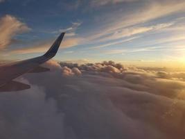 avião, vista de nuvem, pôr do sol foto
