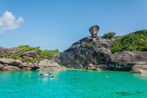bela paisagem pessoas na rocha é um símbolo de ilhas similan, céu azul e nuvem sobre o mar durante o verão no parque nacional mu ko similan, província de phang nga, tailândia foto