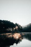 a paisagem do reservatório e o nevoeiro da manhã foto