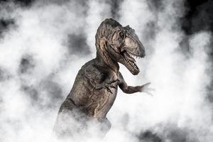 dinossauro giganotosaurus em fundo de fumaça foto