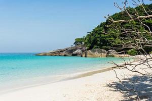 bela praia e mar koh miang island no.4 no parque nacional mu ko similan, phang nga, tailândia foto