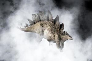 dinossauro estegossauro em fundo de fumaça foto
