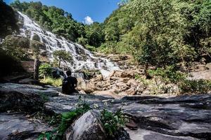 mae ya cachoeira em chang mai tailândia foto