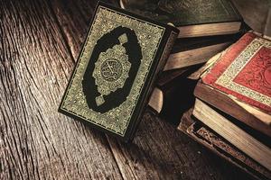 Alcorão livro sagrado dos muçulmanos item público de todos os muçulmanos na mesa, natureza morta. foto
