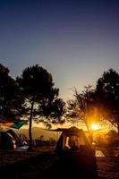 atmosfera de acampamento durante o pôr do sol, tailândia foto