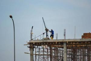 bekasi, west java, indonésia, 5 de março de 2022. um trabalhador está trabalhando em um elevador de material foto