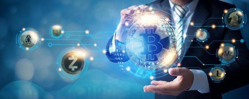 Bitcoin digital e rede de moeda criptográfica, tecnologia blockchain e nft comércio e troca de inovação financeira futurista, empresário segurando moedas de finanças modernas de metaverso de criptomoeda foto