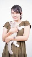 mulher asiática segurando gato rindo fundo branco isolado foto