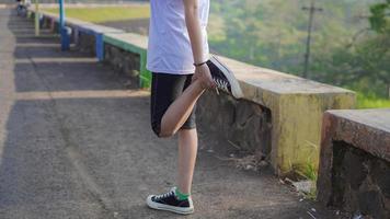 jovem mulher asiática tem streaching antes de fazer jogging e correr de manhã