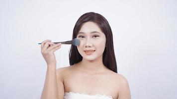 lindo blush asiático na bochecha isolado no fundo branco foto