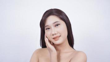menina asiática com maquiagem parece elegante isolada no fundo branco foto