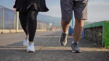 close-up foto de vista lateral das pernas do jovem casal asiático correndo