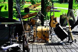 palco e instrumentos no parque