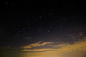 céu estrelado e nuvens foto