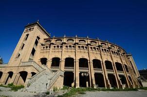 antigo estádio céu azul profundo em mallorca foto