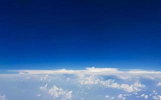 voando acima das nuvens sobre o campo da tailândia. foto