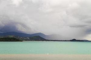 Koh Samui, Surat Thani, Tailândia. água turquesa nuvens de tempestade sombrias. foto