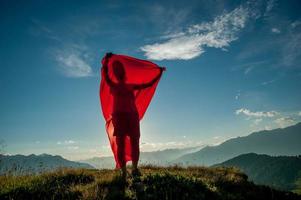 mulher envolta em um lenço vermelho ao vento foto