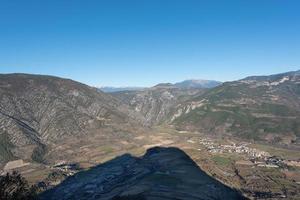 paisagem urbana de organya nas montanhas dos Pirenéus catalães foto