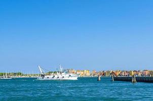 chioggia, itália, 16 de setembro de 2019 barco de pesca na água da lagoa foto