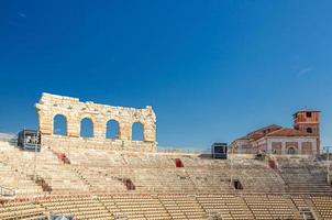 verona, itália, 12 de setembro de 2019 o interior da arena de verona vista interna com arquibancadas de pedra. arena anfiteatro romano foto