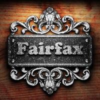 palavra fairfax de ferro em fundo de madeira foto