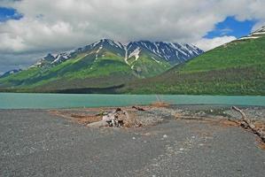 lago, montanhas e nuvens foto