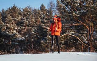 viajante de mulher com mochila caminhadas viagens estilo de vida aventura conceito férias ativas ao ar livre. bela paisagem floresta foto