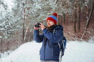 viajante de homem com mochila caminhadas viagens estilo de vida aventura conceito férias ativas ao ar livre. bela paisagem floresta foto