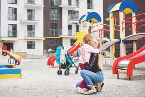 mãe com filho no playground foto