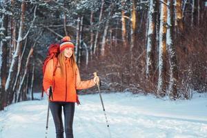 viajante de mulher com mochila caminhadas viagens estilo de vida aventura conceito férias ativas ao ar livre. bela paisagem floresta foto