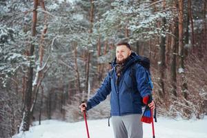 viajante de homem com mochila caminhadas viagens estilo de vida aventura conceito férias ativas ao ar livre. bela paisagem floresta foto