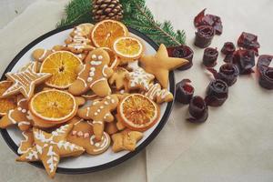 decorando biscoitos de gengibre com glacê branco, foco seletivo e lugar para texto foto