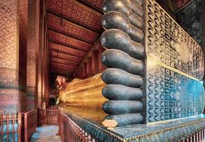 estátua de buda antiga em wat thai ou templo tailandês. adoração ao deus buda gigante, marco de arte da arquitetura asiática, famoso santuário para o turismo. história templo espiritual de deus. atração de viagem tailândia. foto