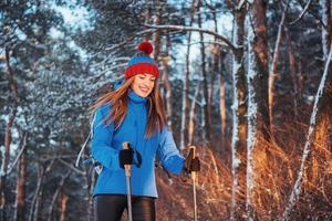 viajante de mulher com mochila caminhadas viagens estilo de vida aventura conceito férias ativas ao ar livre. bela paisagem floresta foto