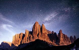 montanhas rochosas ao pôr do sol. Alpes de dolomita, Itália foto