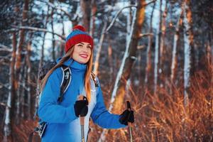 viajante de mulher com mochila caminhadas viagens estilo de vida aventura conceito férias ativas ao ar livre. bela paisagem floresta foto